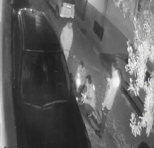 Otomobilden yol kenarına atılan kadının yardım çığlıkları
