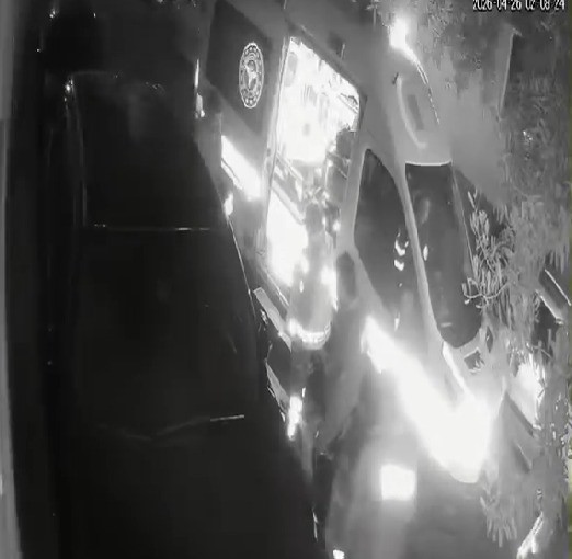 Otomobilden yol kenarına atılan kadının yardım çığlıkları
