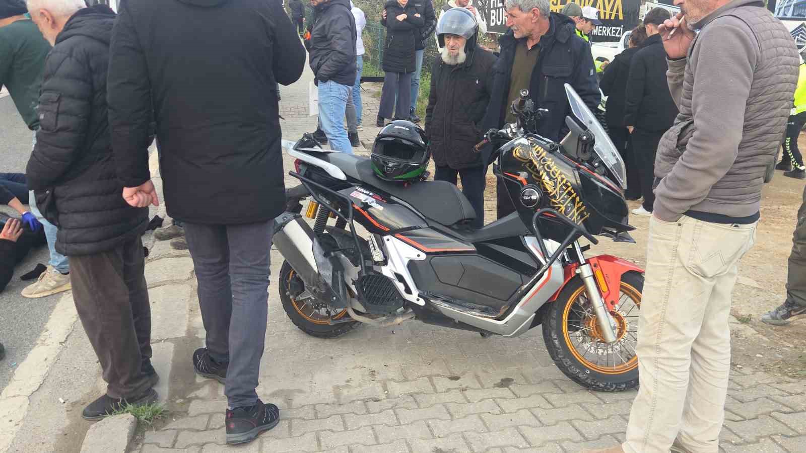 Otomobile çarpan motosiklet savruldu: 2 yaralı
