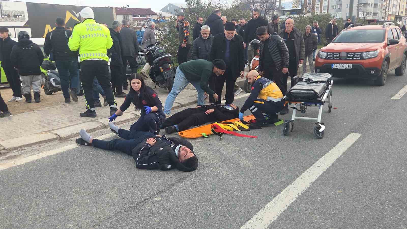 Otomobile çarpan motosiklet savruldu: 2 yaralı
