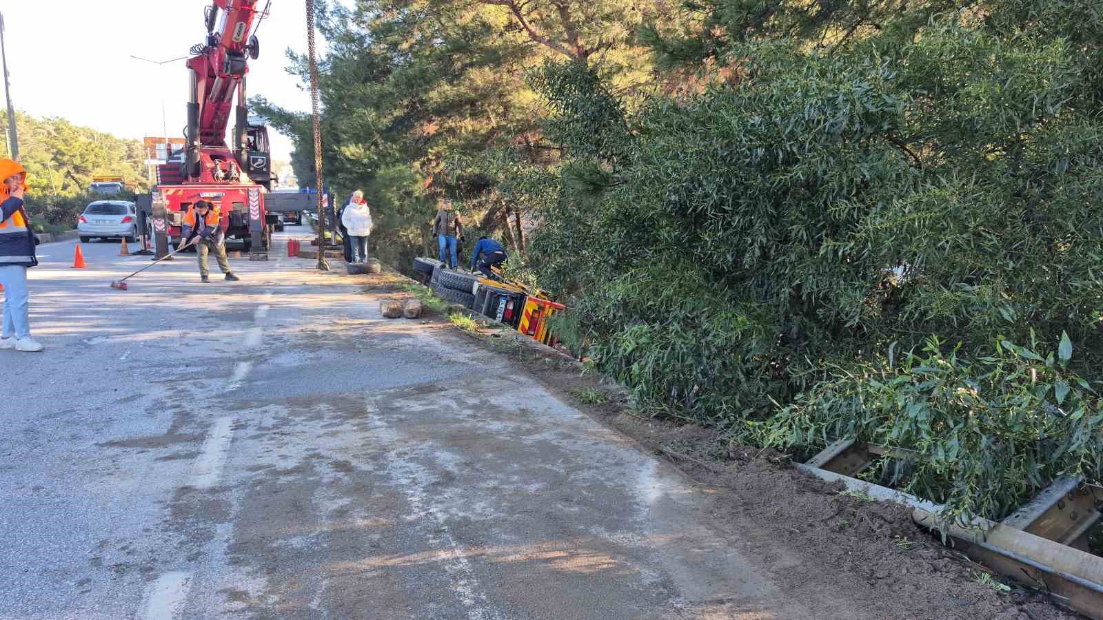 Otomobile çarpıp şarampole devrildi: 1 yaralı
