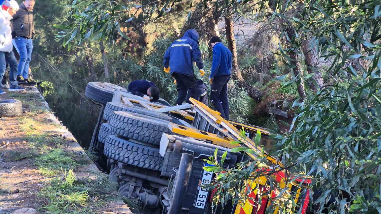 Otomobile çarpıp şarampole devrildi: 1 yaralı
