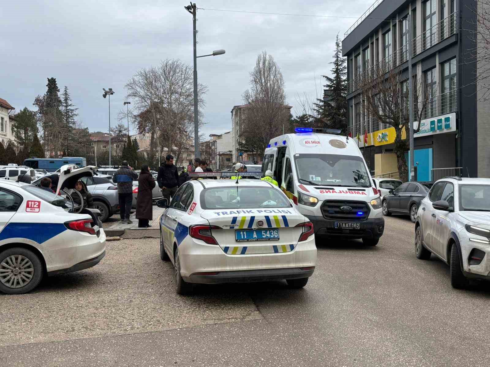 Otomobile çarpmamak için ani fren yapan motosikletli yaralandı
