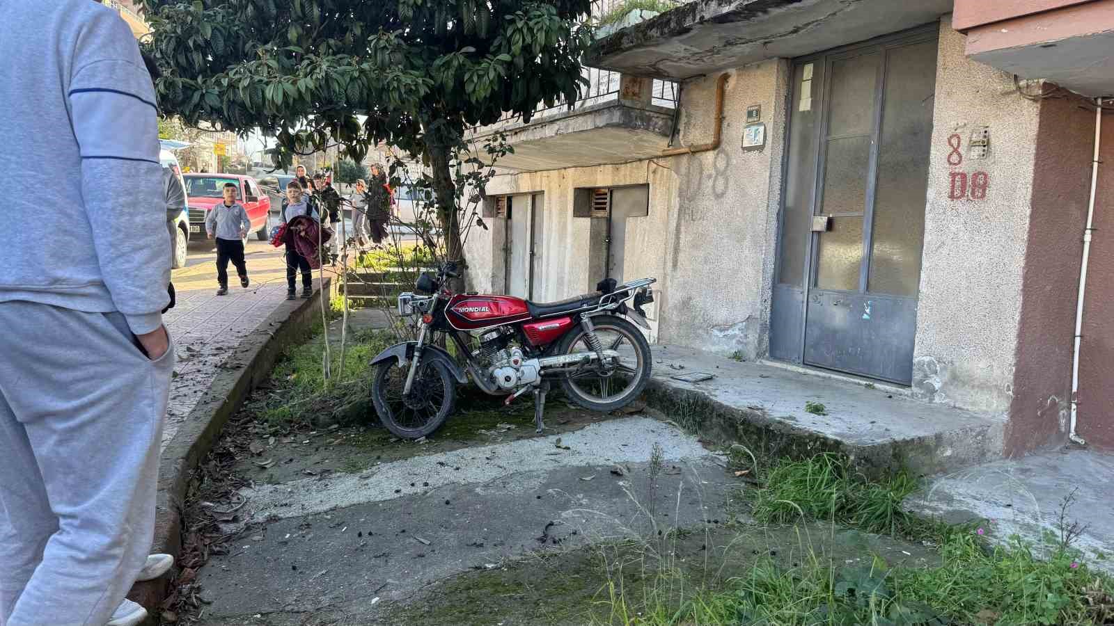 Otomobile çarpmamak için manevra yapan motosiklet devrildi: 1 yaralı
