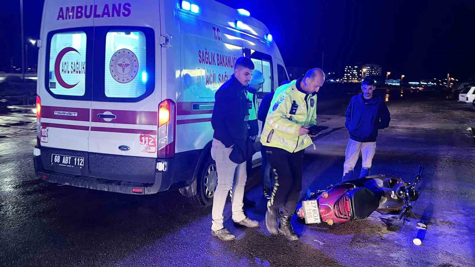 Otomobilin çarpıp kaçtığı motosiklet sürücüsü yaralandı
