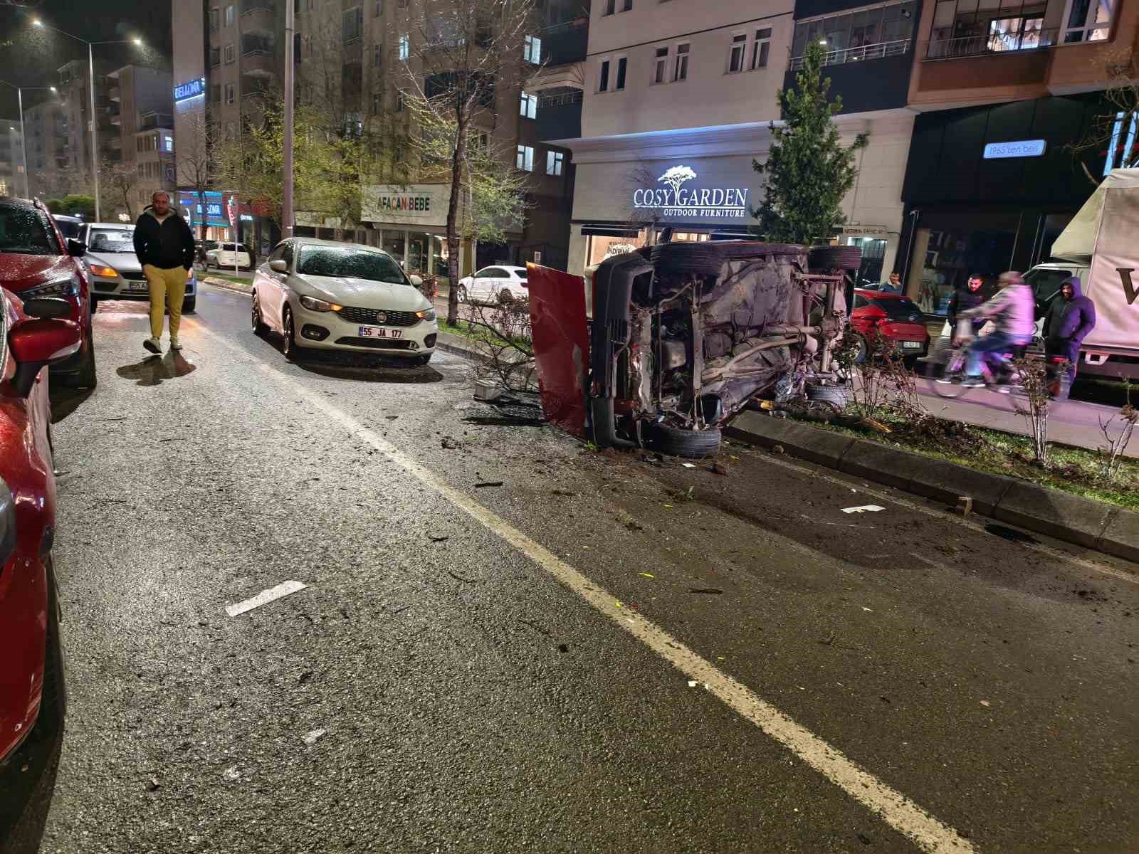 Otomobilin çarptığı ağaç karşı şeritteki aracın üzerine devrildi: 1 yaralı
