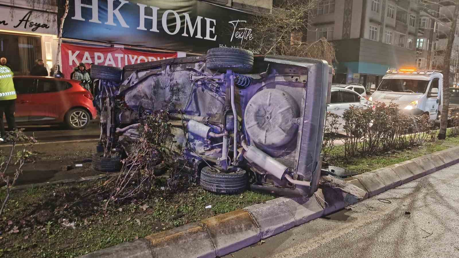 Otomobilin çarptığı ağaç karşı şeritteki aracın üzerine devrildi: 1 yaralı
