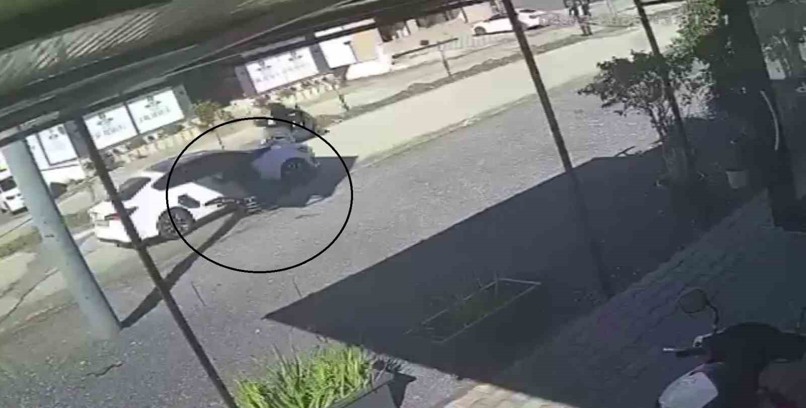 Otomobilin çarptığı bisikletli adam öldü, o anlar kamerada
