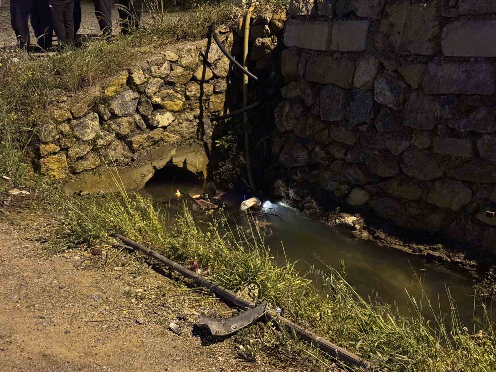 Otomobilin çarptığı elektrikli bisiklet kanala düştü: 1 ölü, 1 yaralı
