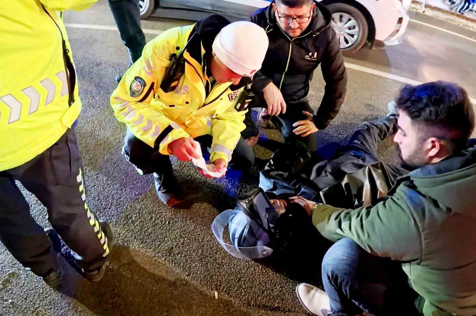 Otomobilin çarptığı motosiklet sürücüsü yaralandı
