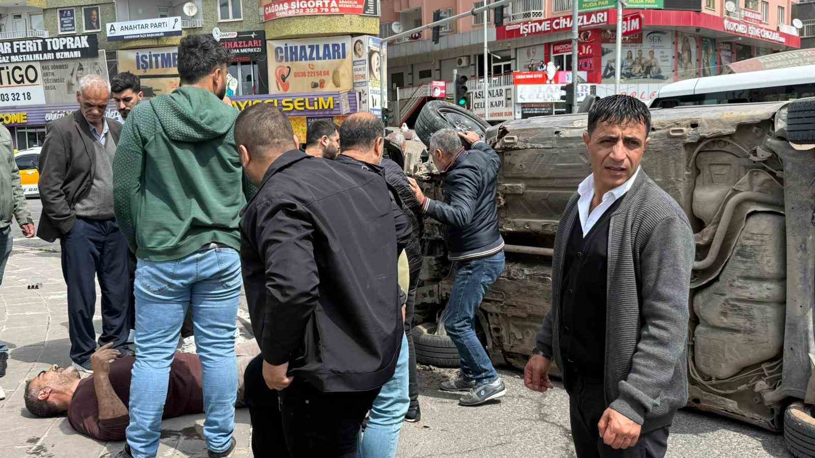 Otomobilin kaldırıma çarpıp yan yatması araç kamerasına yansıdı
