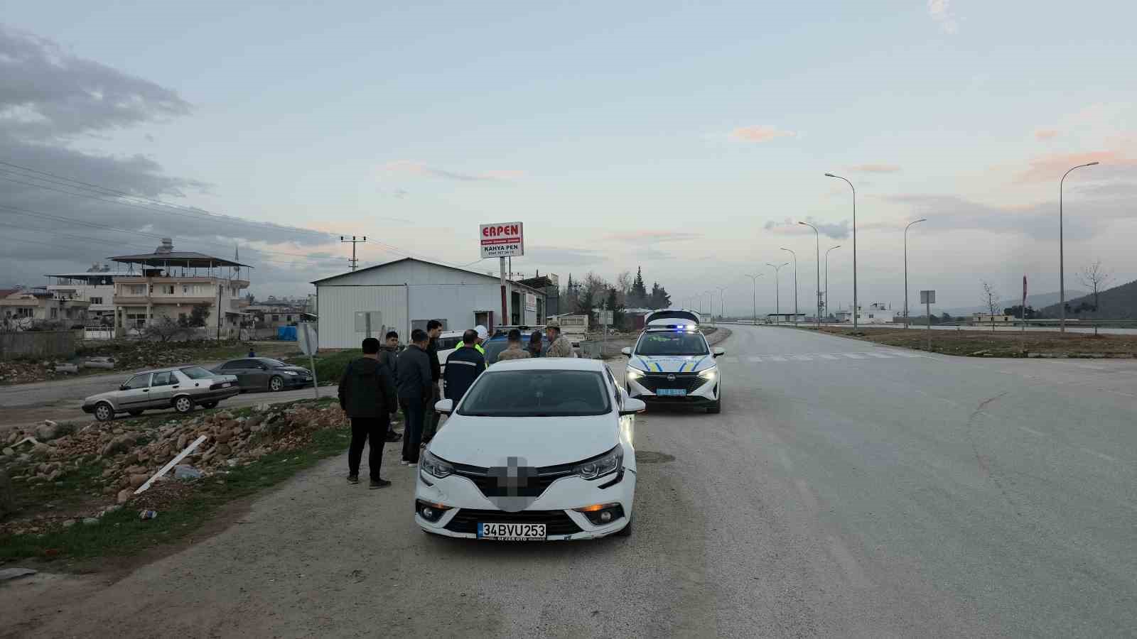 Otomobilin koyun sürüsünün arasına daldığı anlar kamerada
