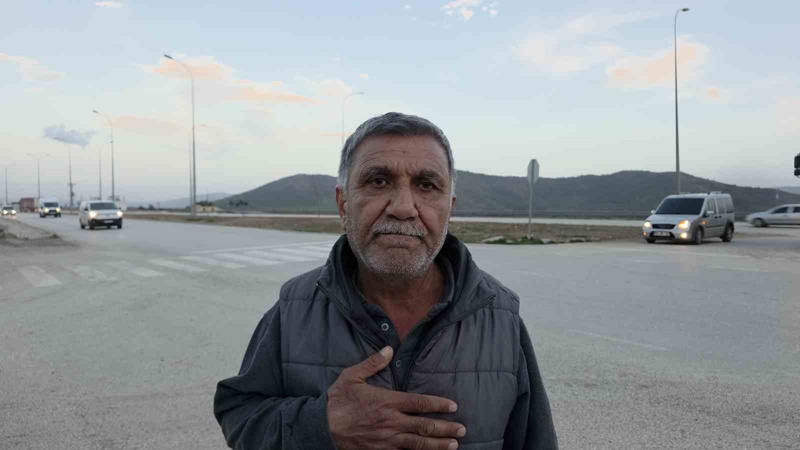 Otomobilin koyun sürüsünün arasına daldığı anlar kamerada
