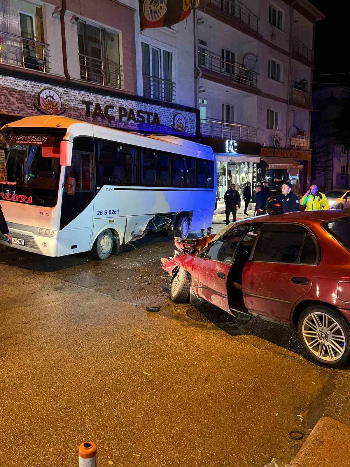 Otomobilin minibüse yandan çarptığı kazada 1 kişi yaralandı
