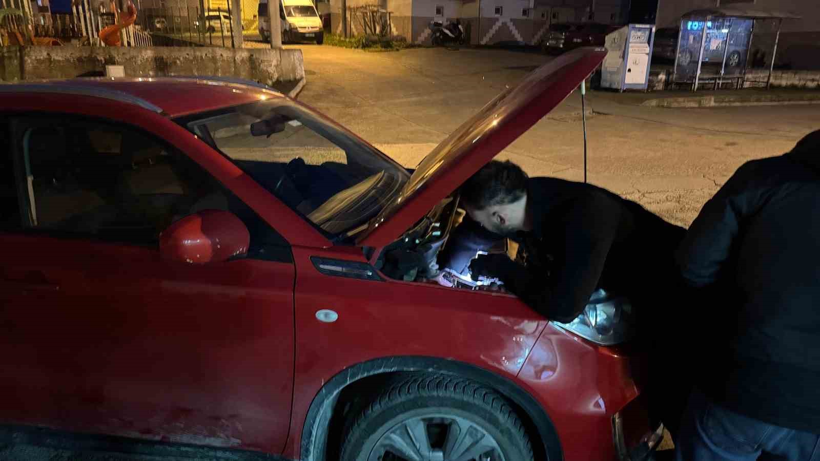 Otomobilin motoruna sıkışan kedi için seferber oldular
