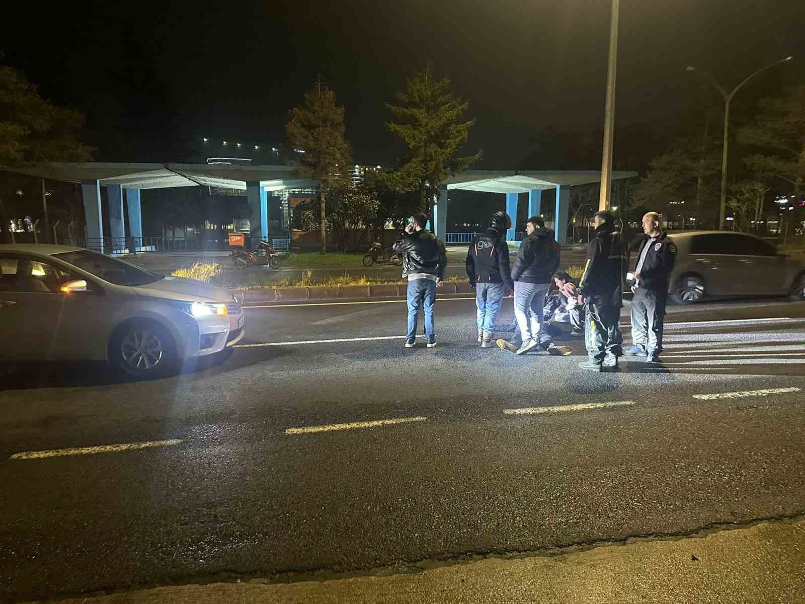 Otomobilin önüne atlayan genç yaralandı
