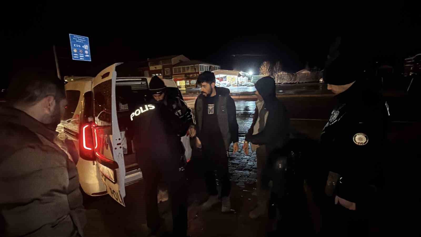 Otomobiliyle kaçak göçmen taşıyan sürücü tutuklandı
