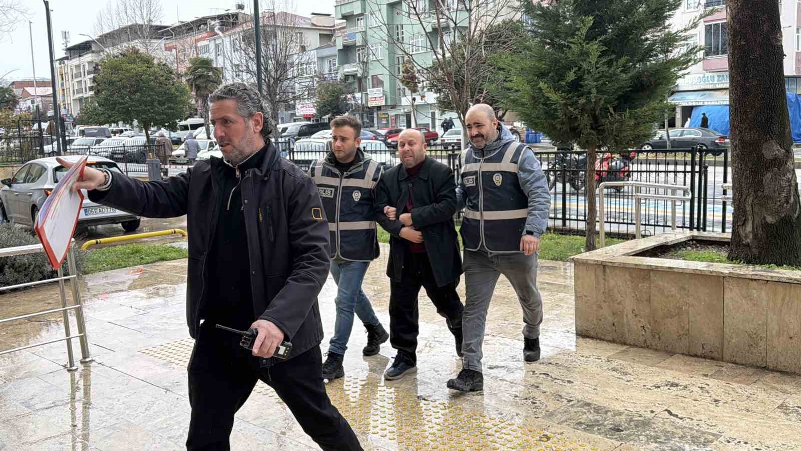 Otomobiliyle kaçak göçmen taşıyan sürücü tutuklandı
