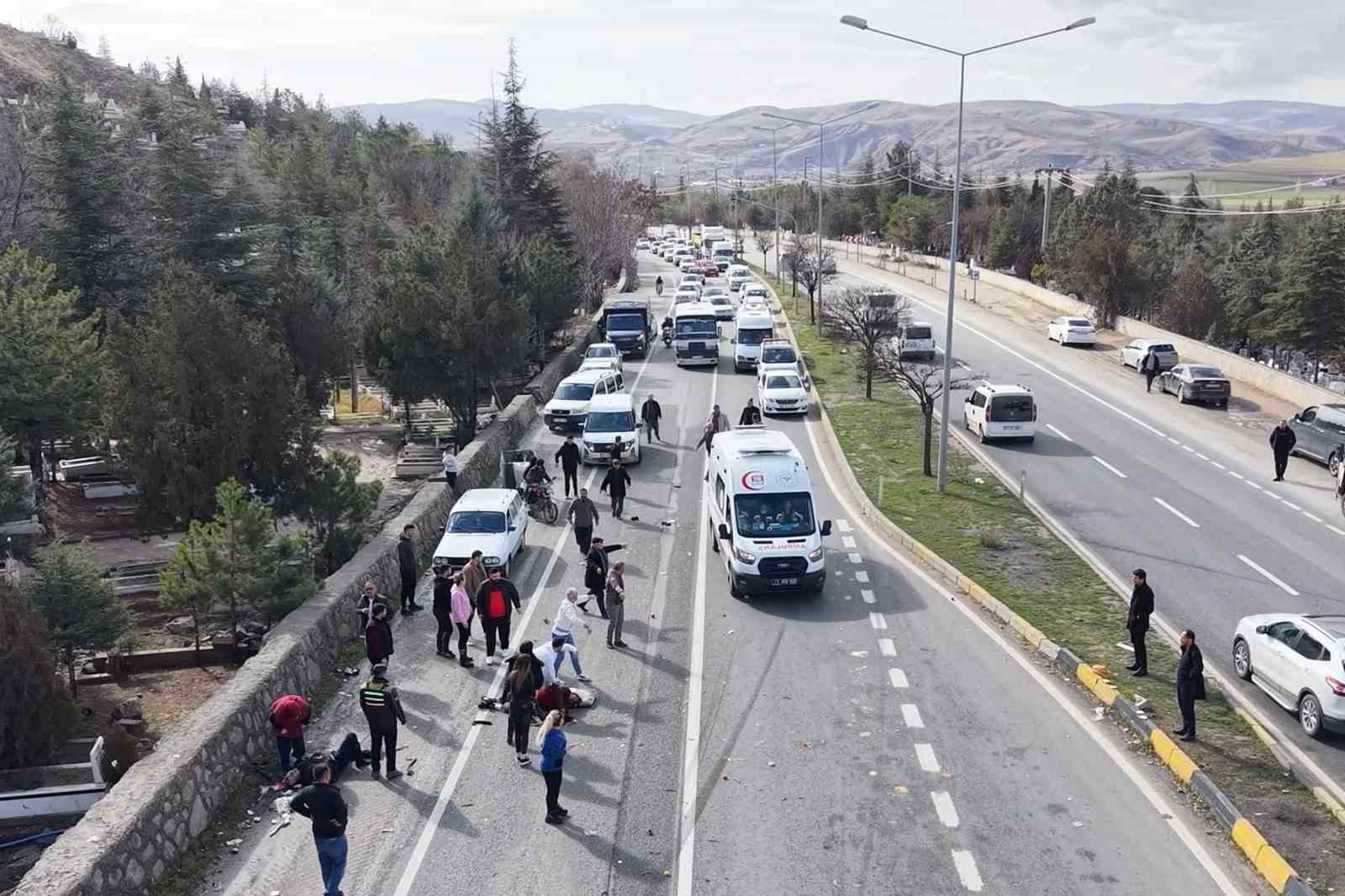 Otomobille çarpışan elektrikli bisiklet hurdaya döndü: 2 ağır yaralı
