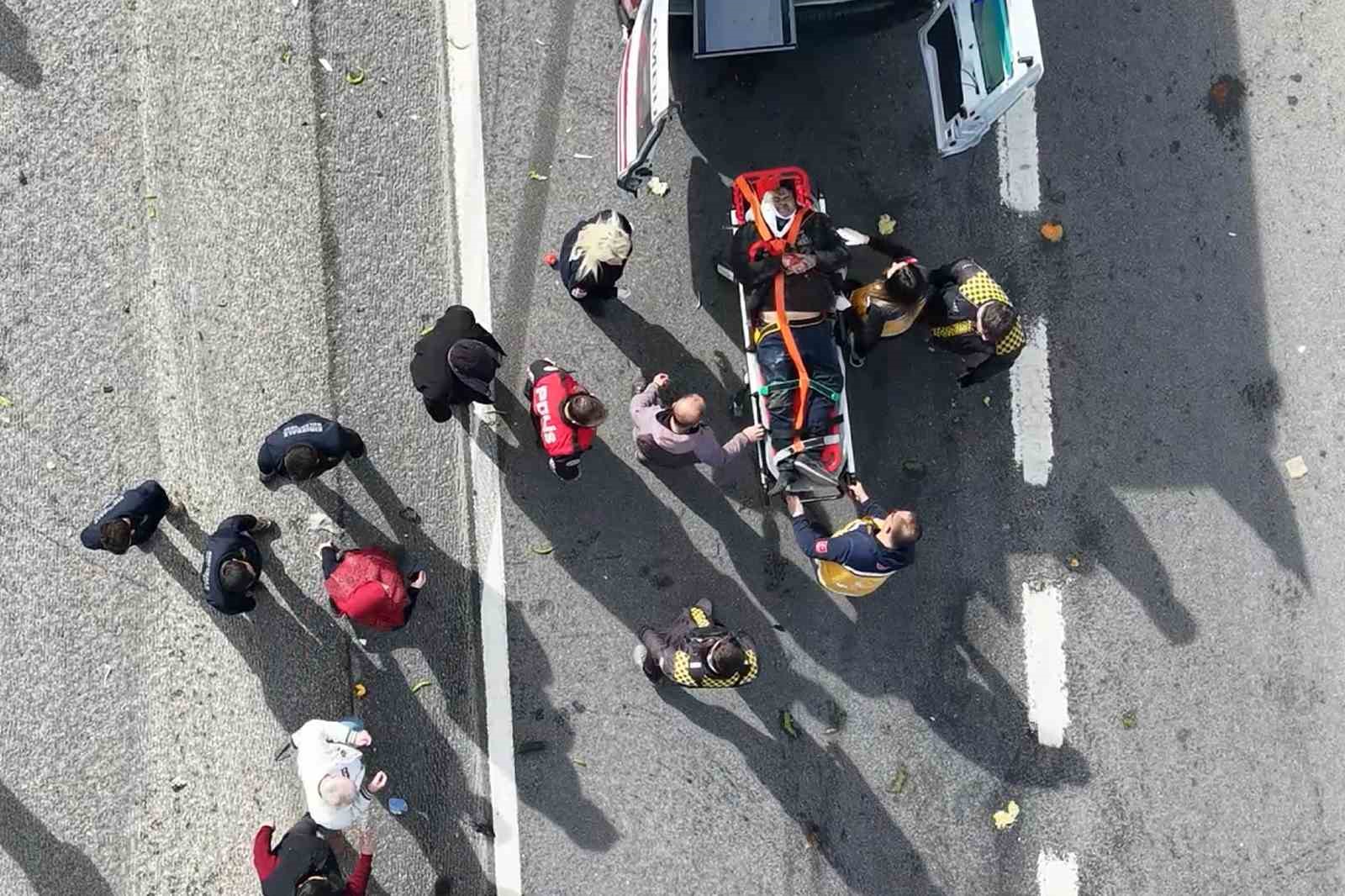Otomobille çarpışan elektrikli bisiklet hurdaya döndü: 2 ağır yaralı
