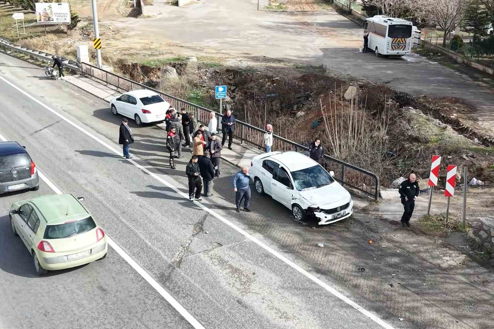 Otomobille çarpışan elektrikli bisiklet hurdaya döndü: 2 ağır yaralı
