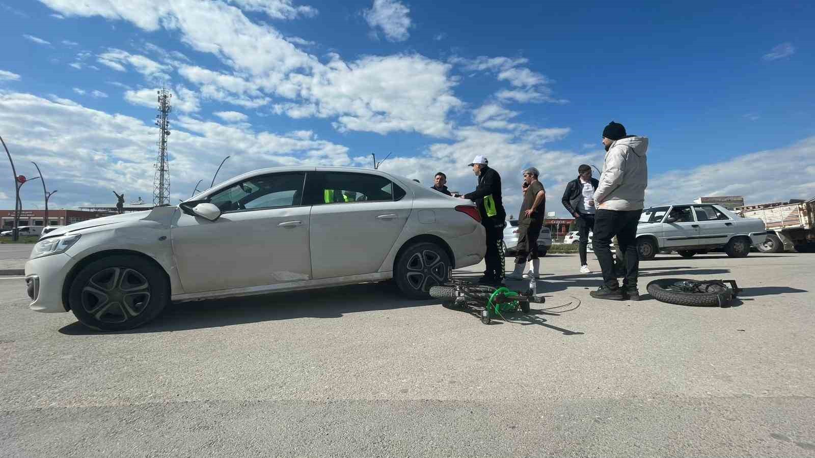 Otomobille çarpışan elektrikli bisiklet ikiye bölündü: 1 yaralı
