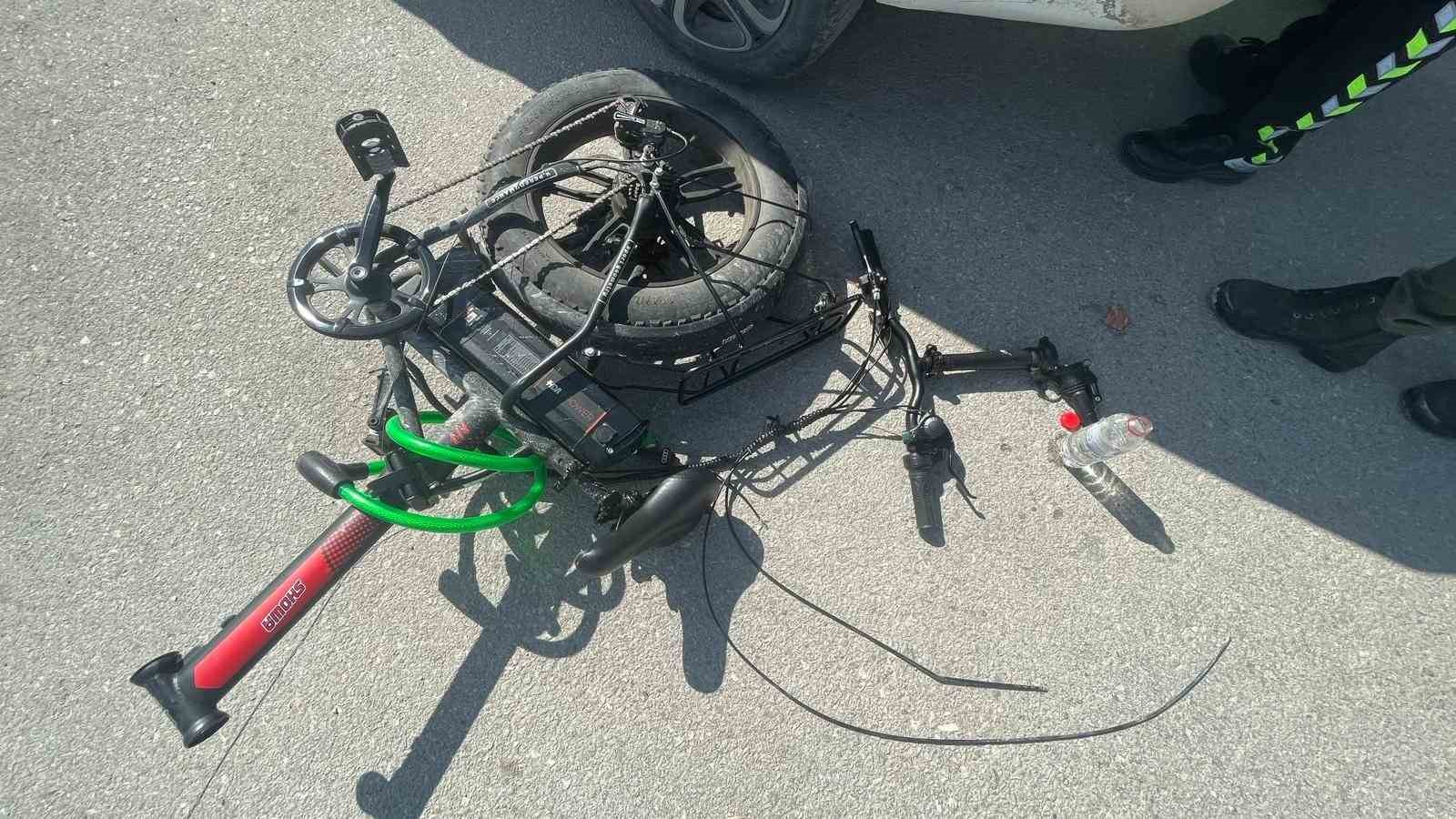 Otomobille çarpışan elektrikli bisiklet ikiye bölündü: 1 yaralı
