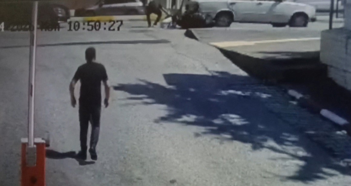 Otomobille çarpışan elektrikli bisiklet sürücüsü, park halindeki aracın altına sürüklendi
