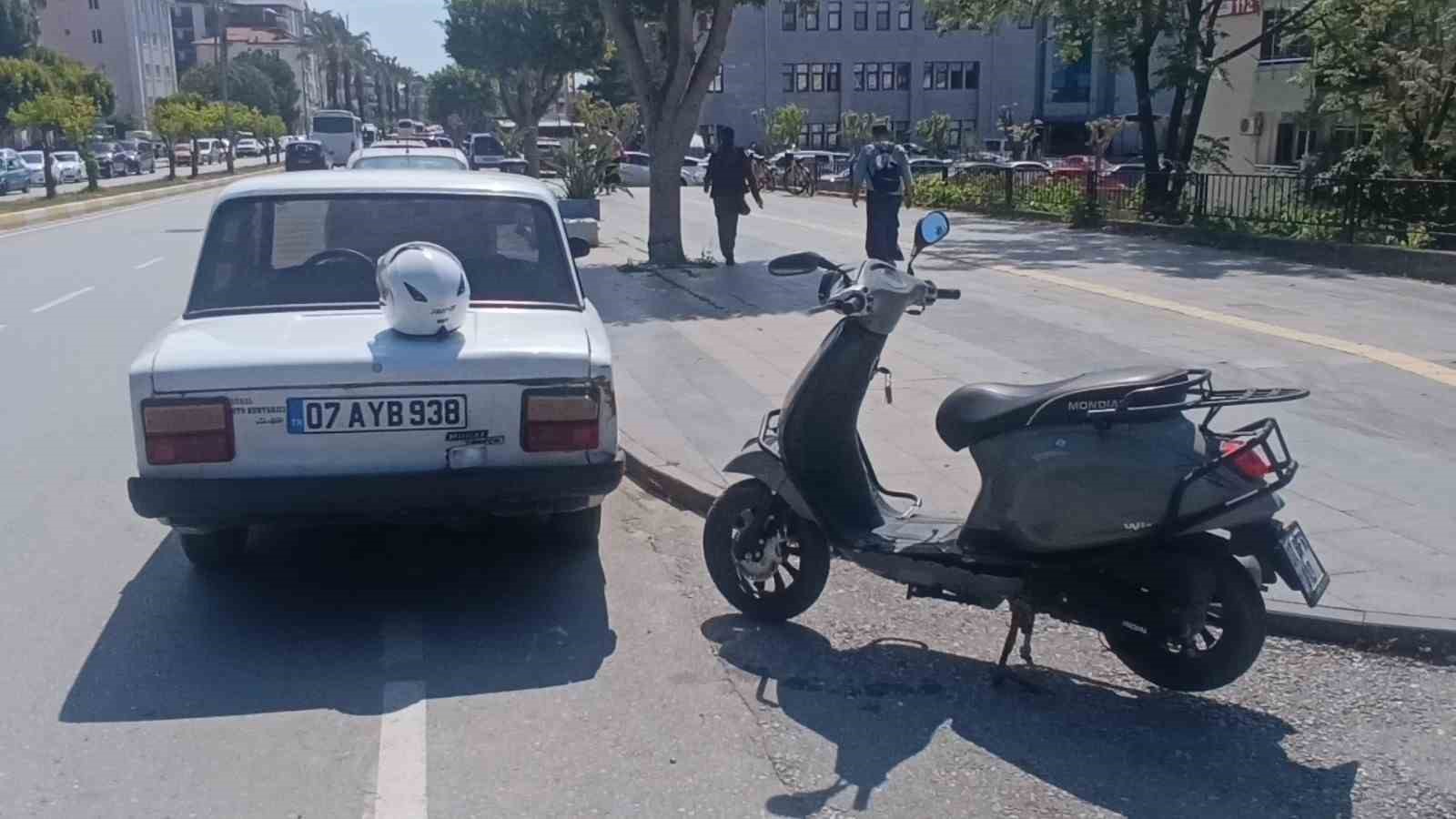 Otomobille çarpışan elektrikli bisiklet sürücüsü, park halindeki aracın altına sürüklendi
