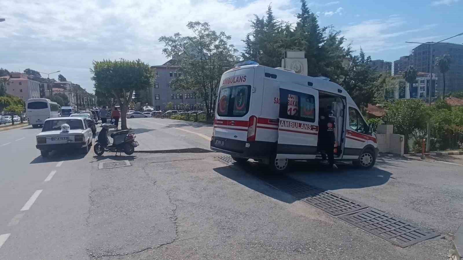 Otomobille çarpışan elektrikli bisiklet sürücüsü, park halindeki aracın altına sürüklendi
