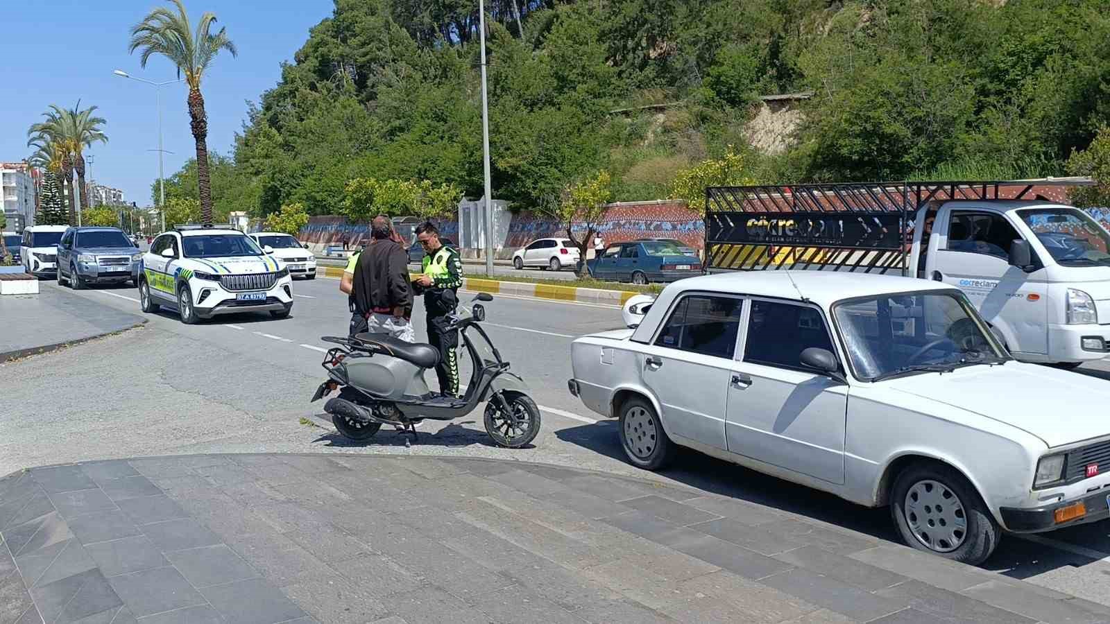 Otomobille çarpışan elektrikli bisiklet sürücüsü, park halindeki aracın altına sürüklendi
