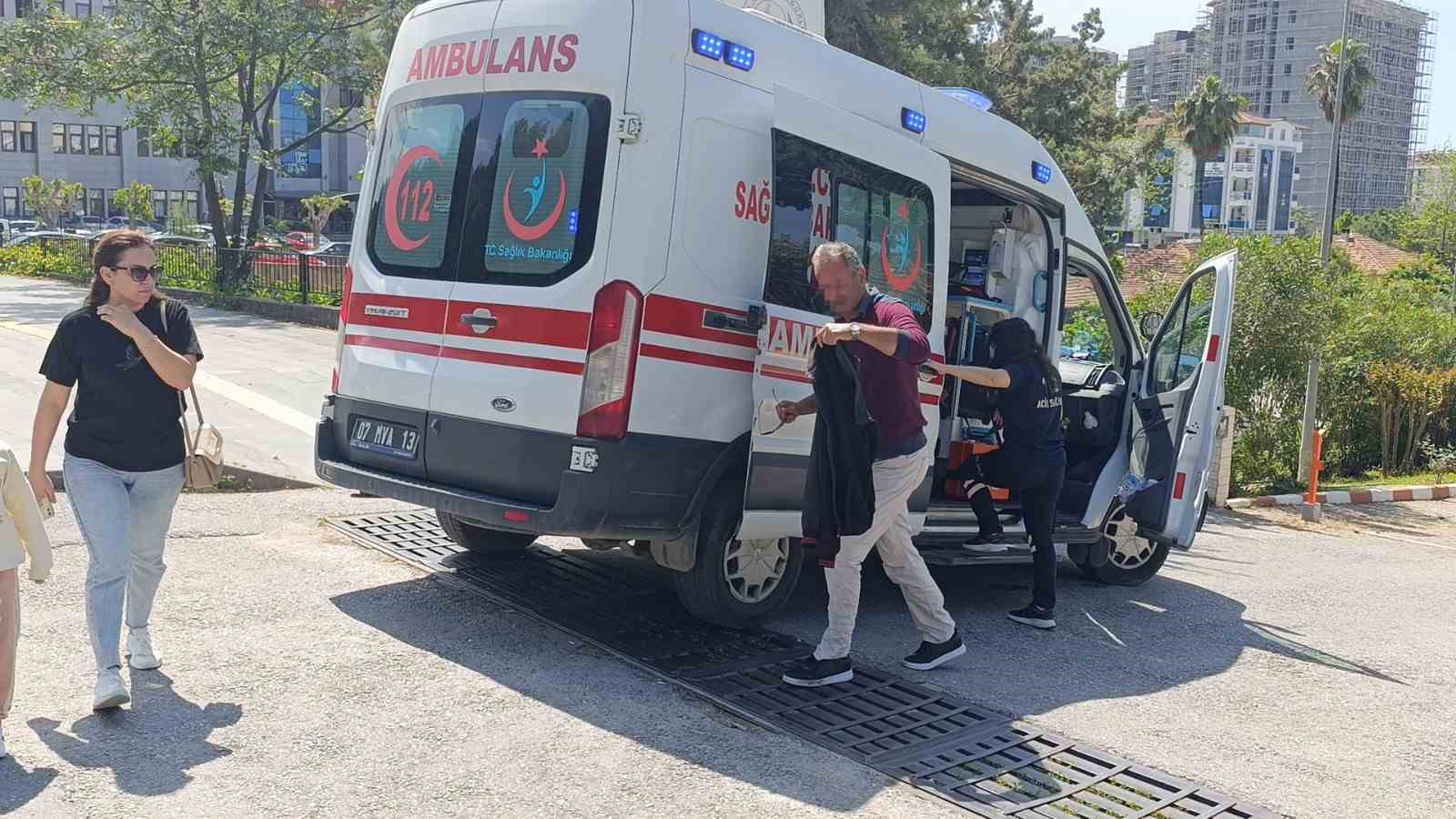 Otomobille çarpışan elektrikli bisiklet sürücüsü, park halindeki aracın altına sürüklendi
