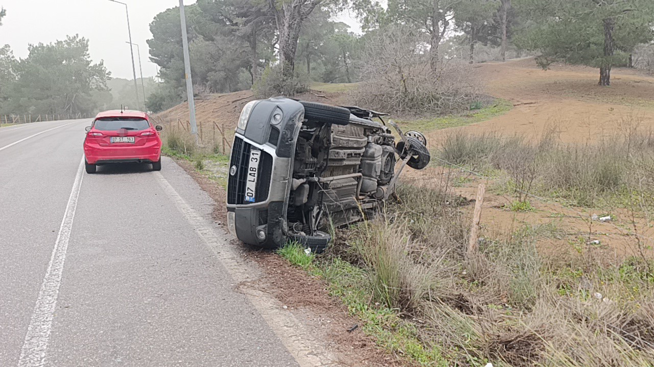Otomobille çarpışan hafif ticari araç yan yattı: 2 yaralı
