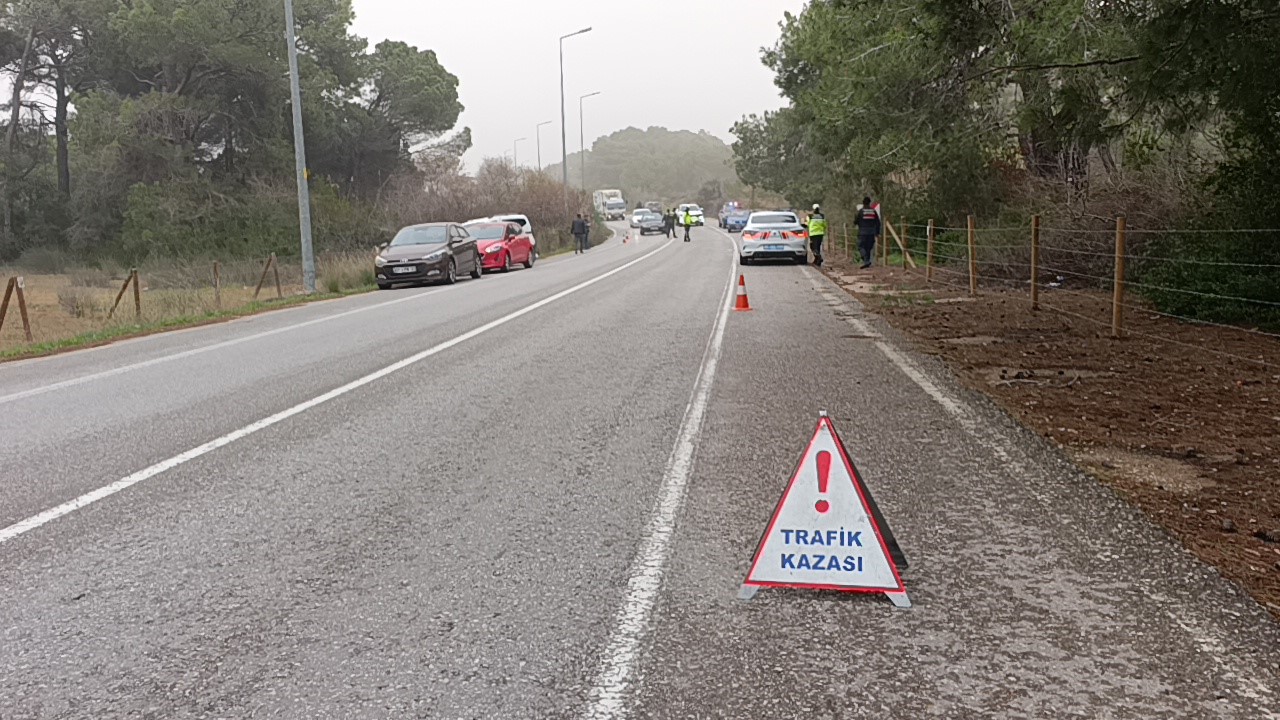 Otomobille çarpışan hafif ticari araç yan yattı: 2 yaralı
