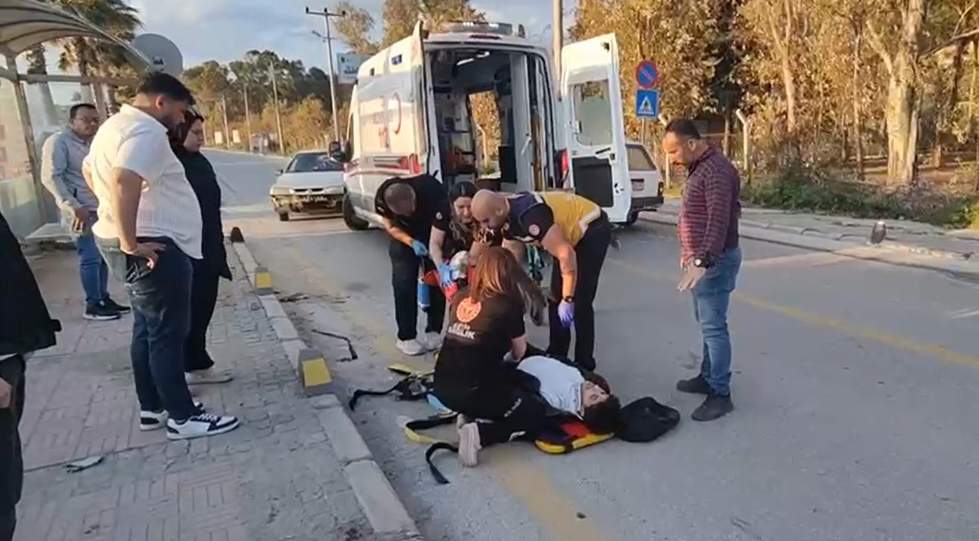Otomobille çarpışan motosiklet durağa daldı: 2 yaralı
