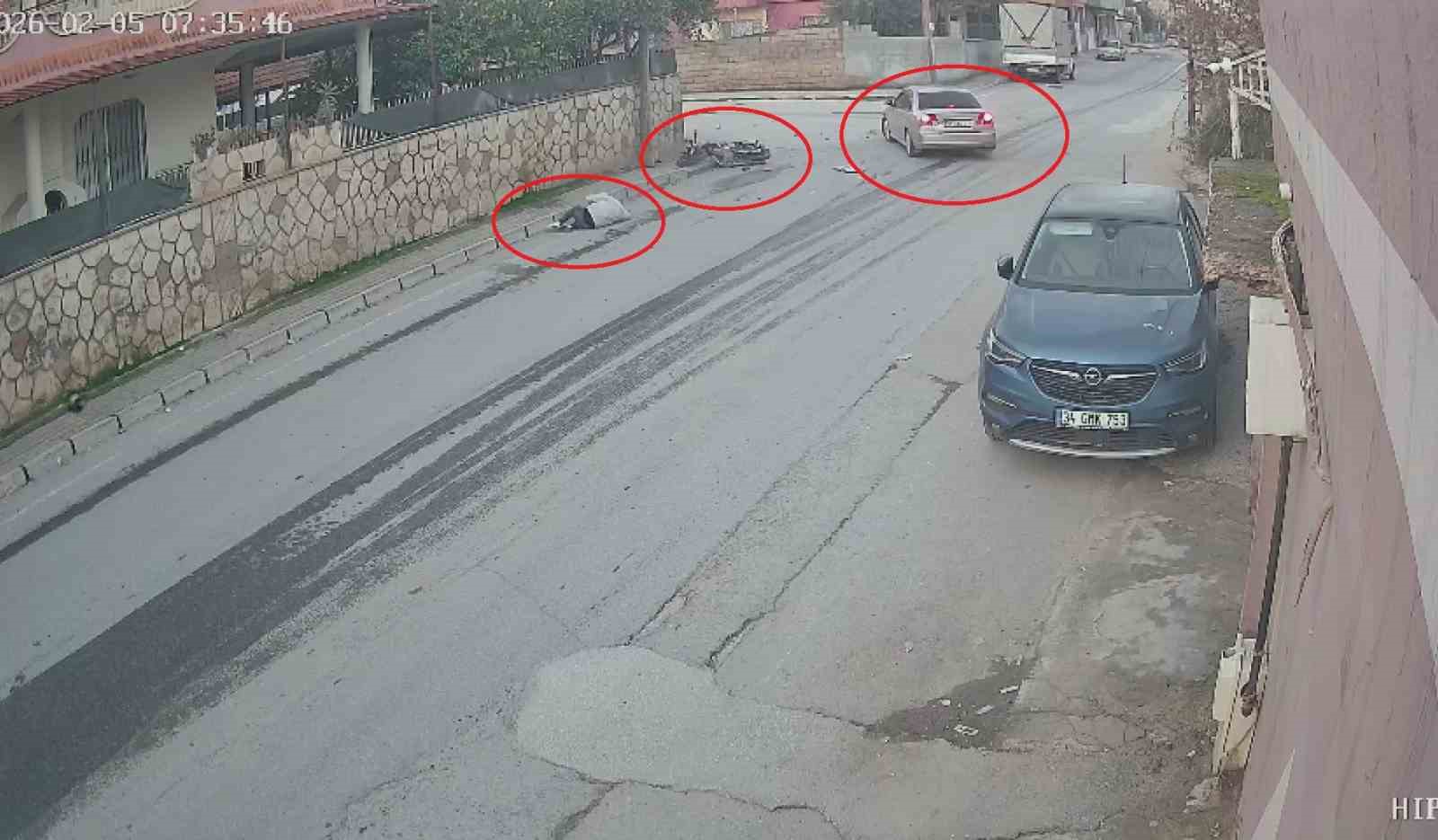 Otomobille çarpışan motosiklet sürücüsünün metrelerce havaya savrulduğu anlar kamerada
