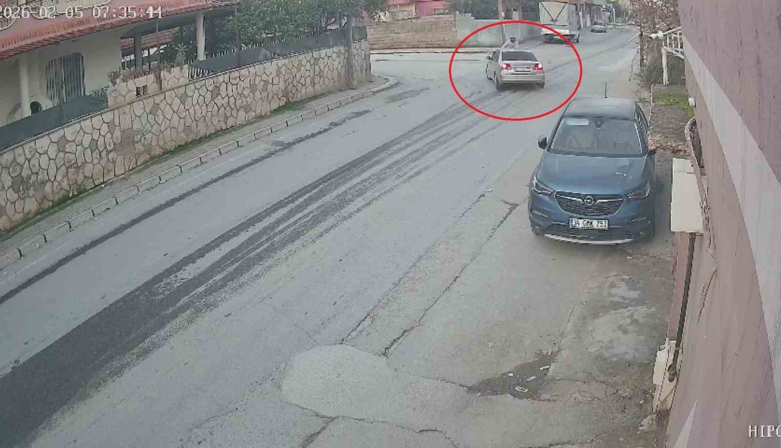 Otomobille çarpışan motosiklet sürücüsünün metrelerce havaya savrulduğu anlar kamerada
