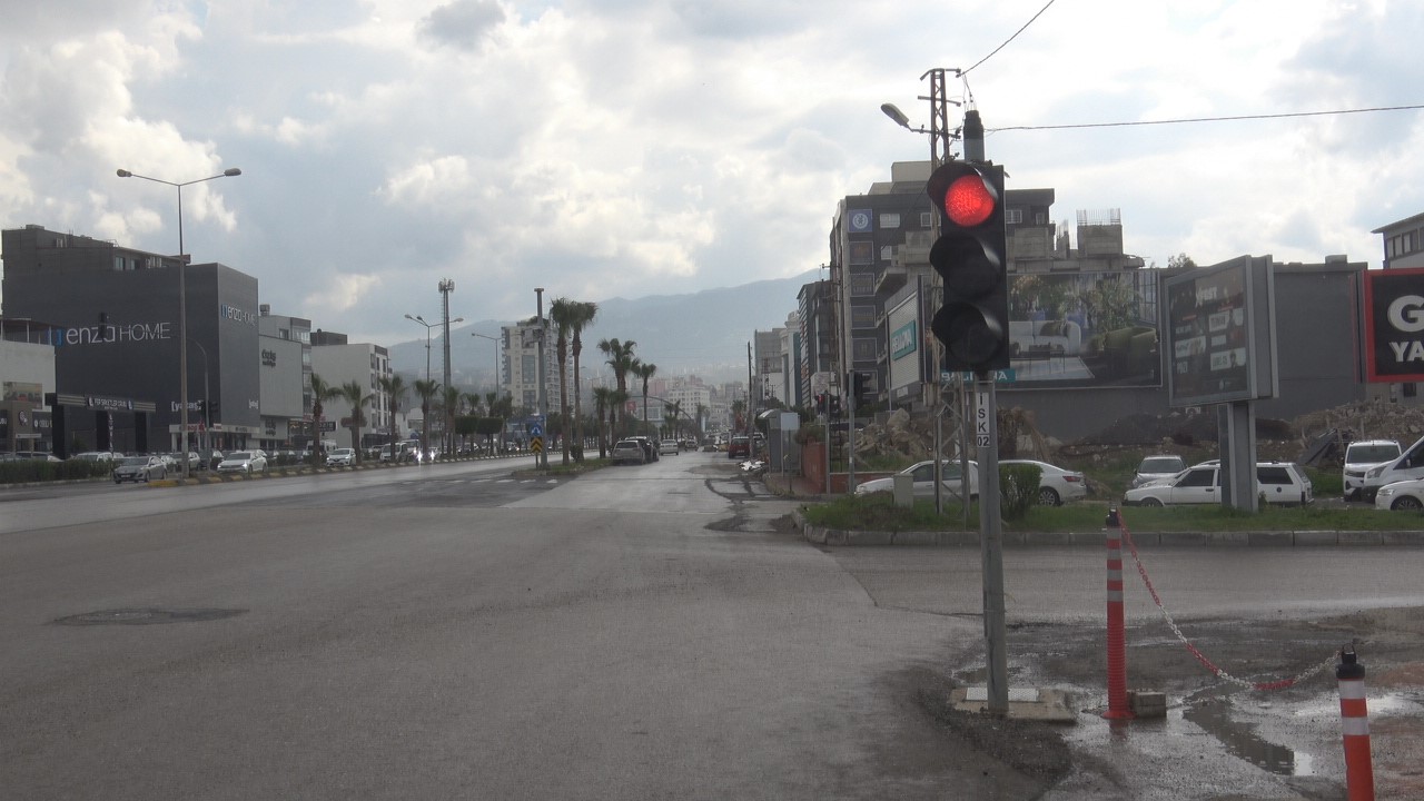 Otomobille çarpışan motosikletli havada takla attı
