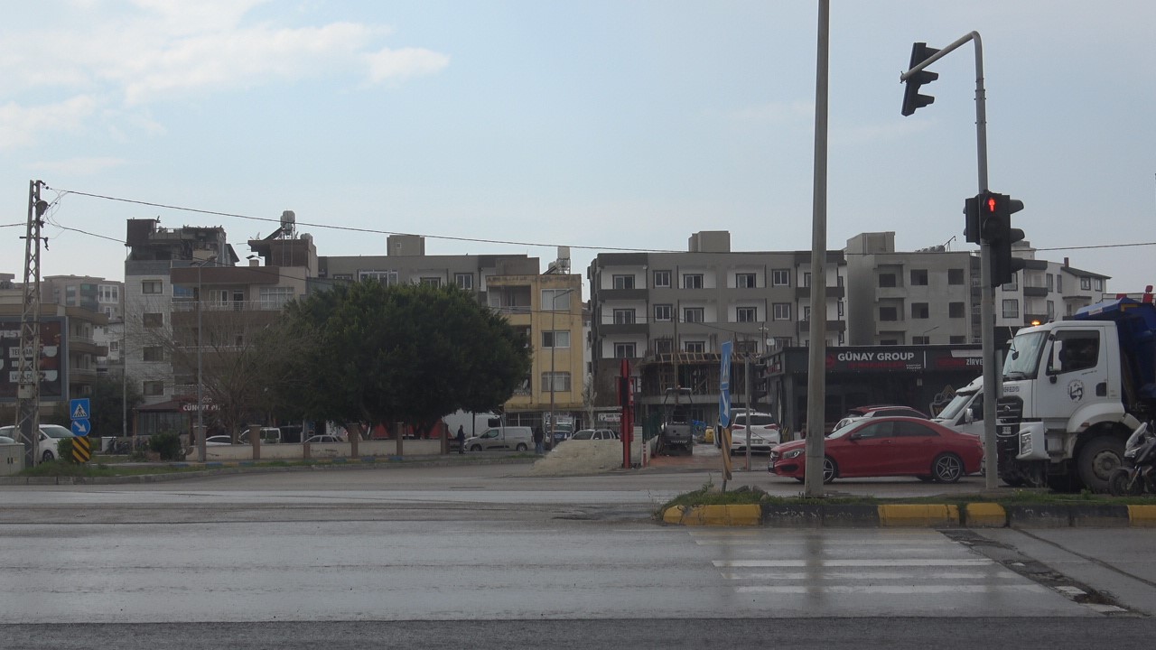 Otomobille çarpışan motosikletli havada takla attı
