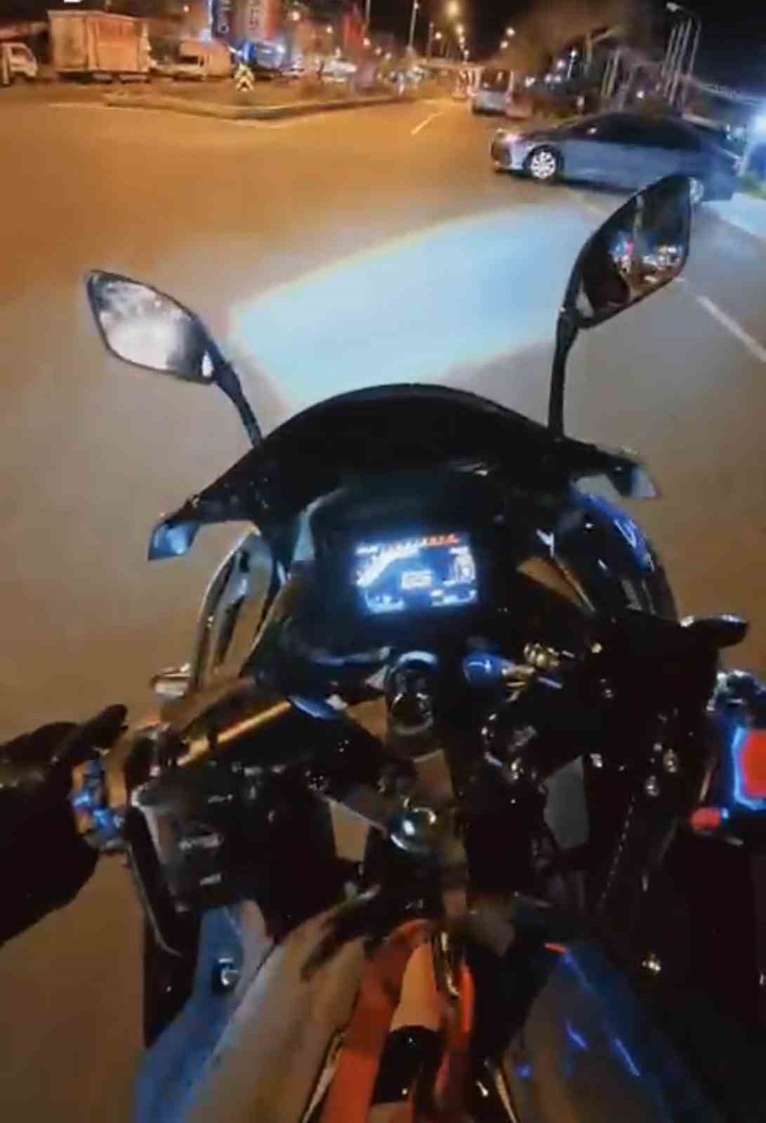 Otomobille çarpışan motosikletli yaralandı: Kaza anı kamerada
