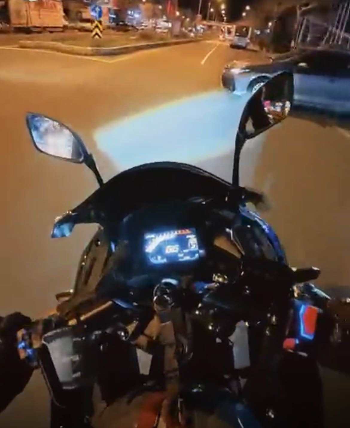 Otomobille çarpışan motosikletli yaralandı: Kaza anı kamerada
