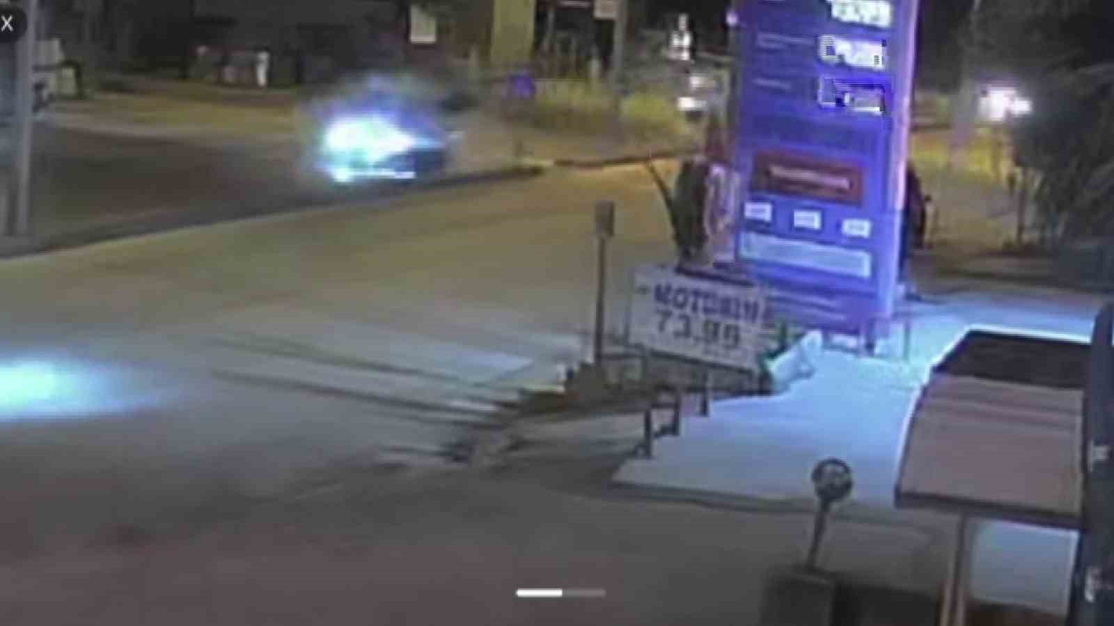 Otomobille çarpışan motosikletteki 2 kişi metrelerce havaya uçtu
