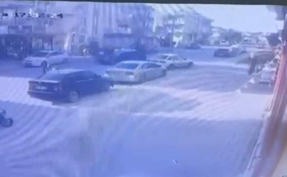 Otomobille çarpışan motosikletteki 2 kişi metrelerce savruldu: 3 yaralı
