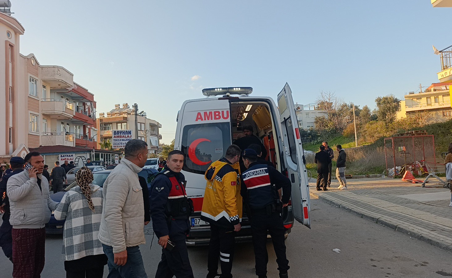 Otomobille çarpışan motosikletteki 2 kişi metrelerce savruldu: 3 yaralı
