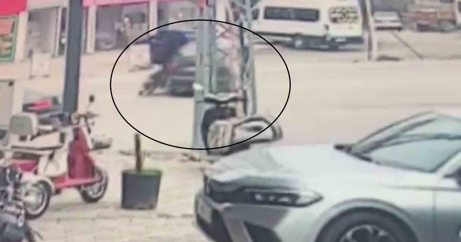 Otomobille çarpışan motosikletteki 2 kişinin yere savrulduğu anlar kamerada
