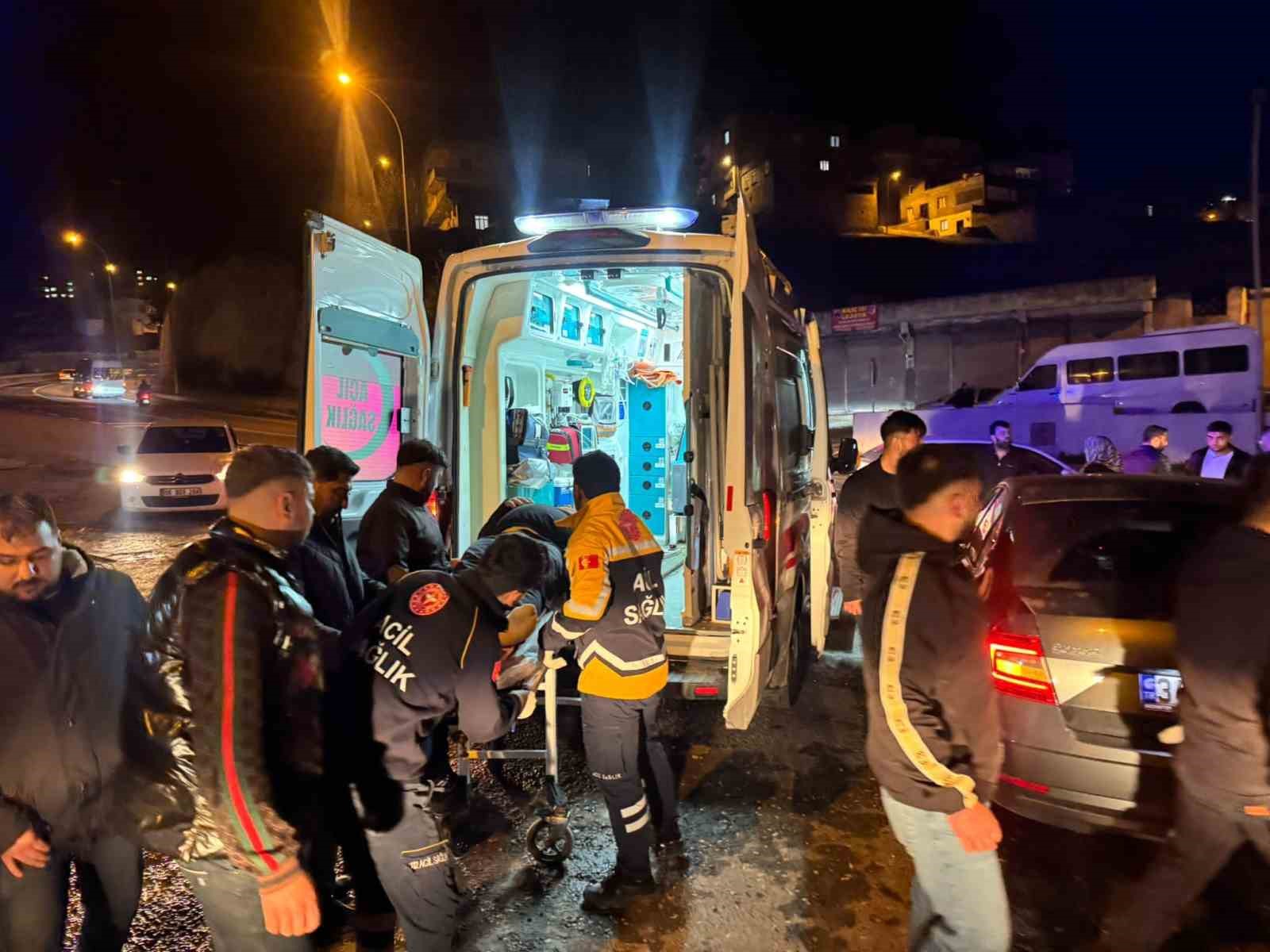 Otomobille çarpışan motosikletteki çift yaralandı
