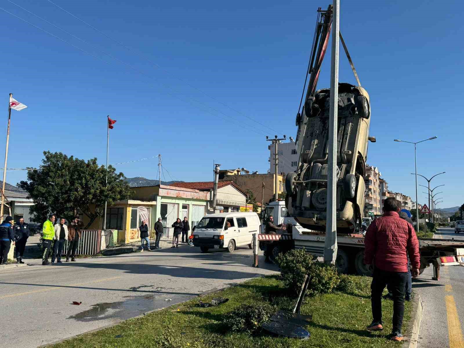 Otomobille çarpışan ticari araç takla attı: Kaza anı kamerada
