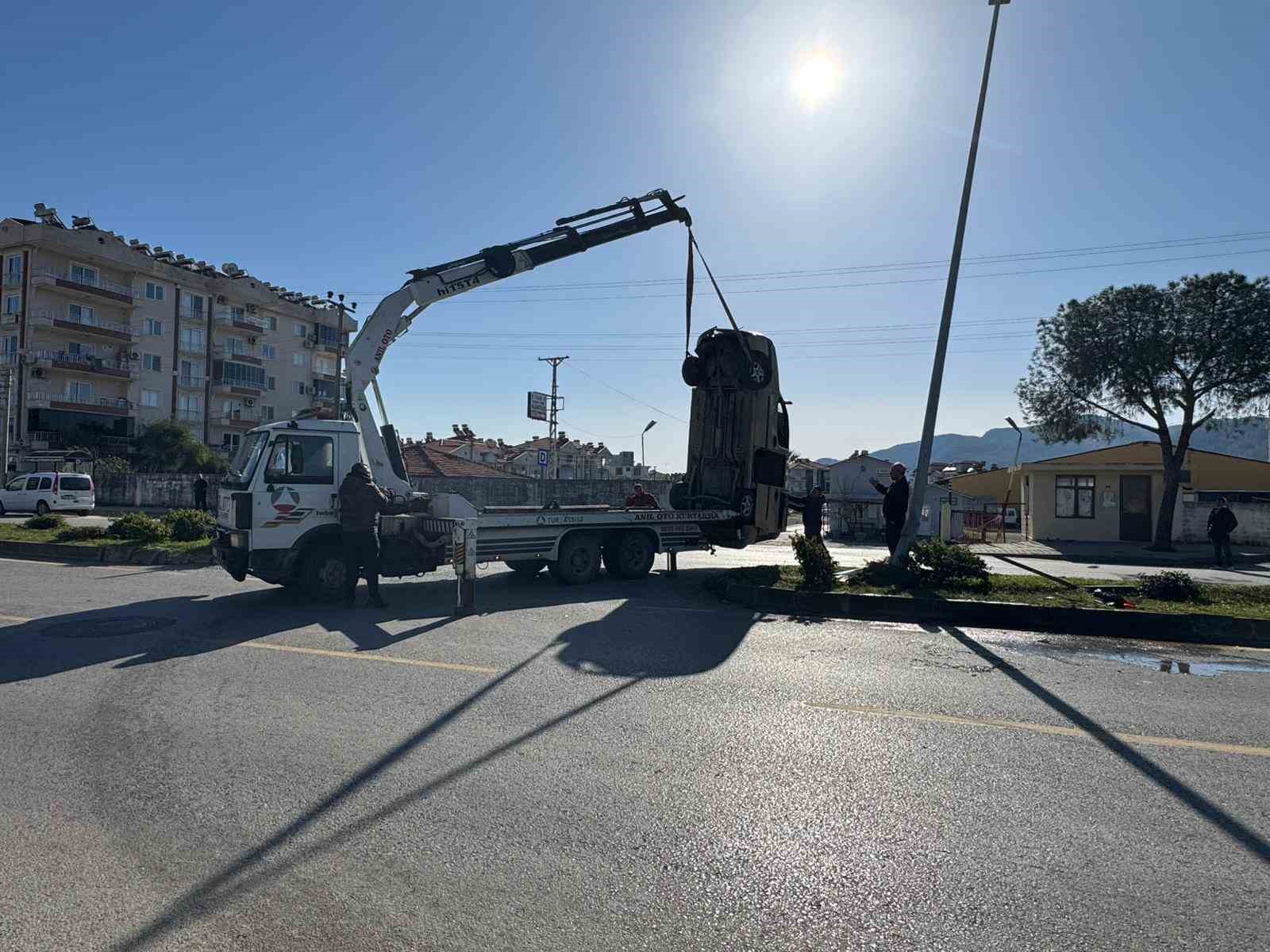 Otomobille çarpışan ticari araç takla attı: Kaza anı kamerada
