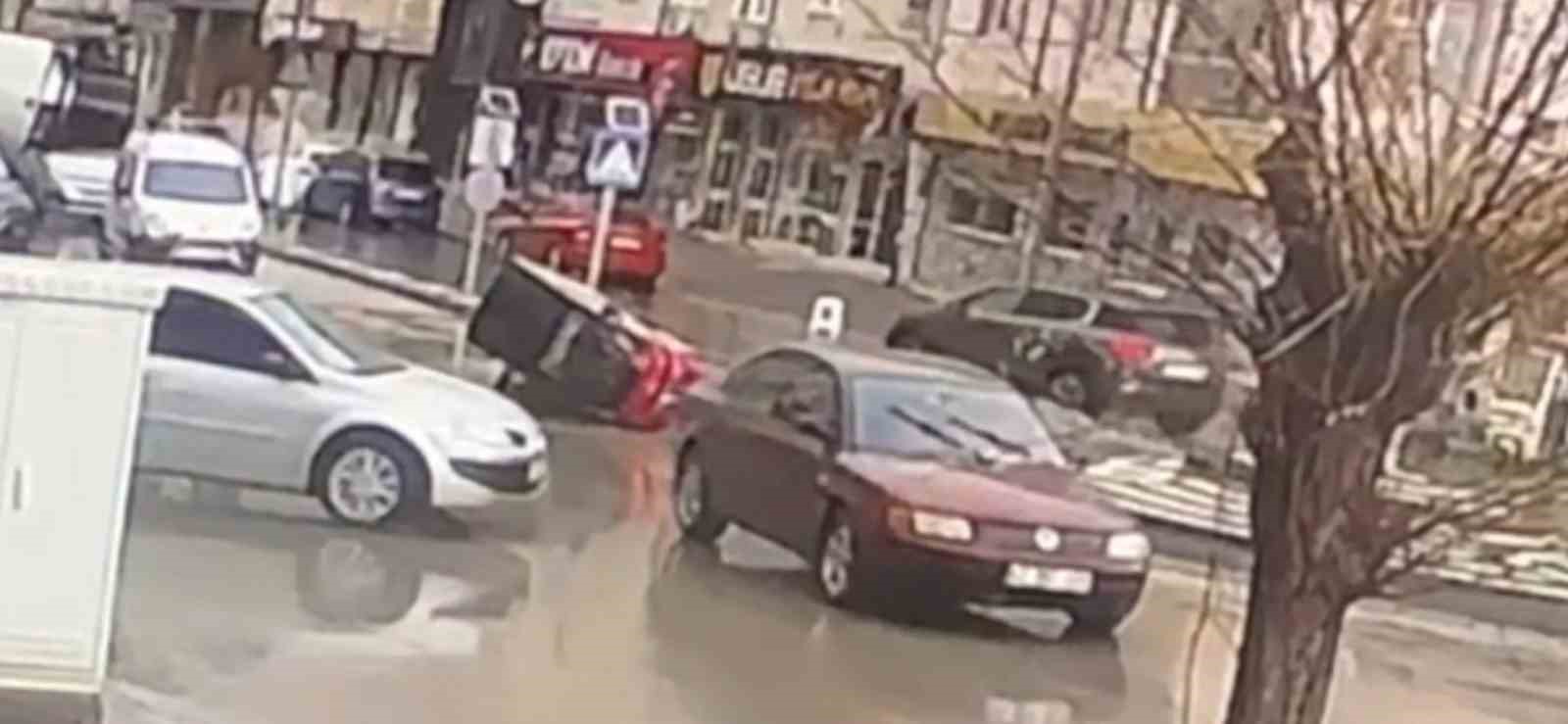 Otomobille çarpışan üç tekerlekli elektrikli bisiklet devrildi: 1 yaralı
