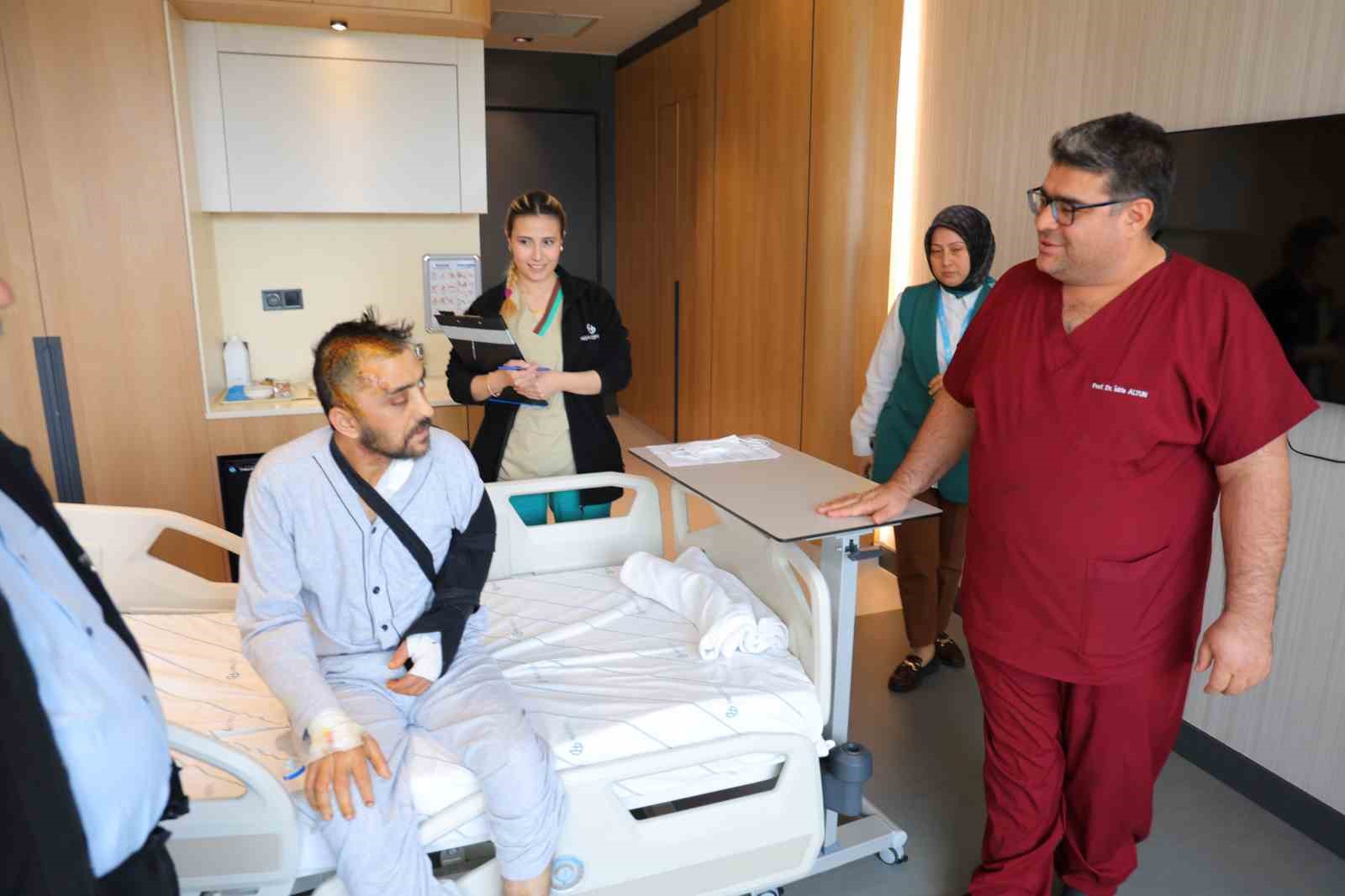 Otomobille giderken kafasına kaya yuvarlandı, başarılı ameliyatla sağlığına kavuştu
